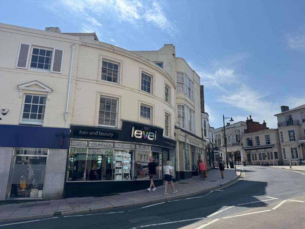 Lot: 114 - FREEHOLD FOUR STOREY TOWN CENTRE SHOP AND UPPER PARTS WITH CONVERSION POTENTIAL - View looking up the hill